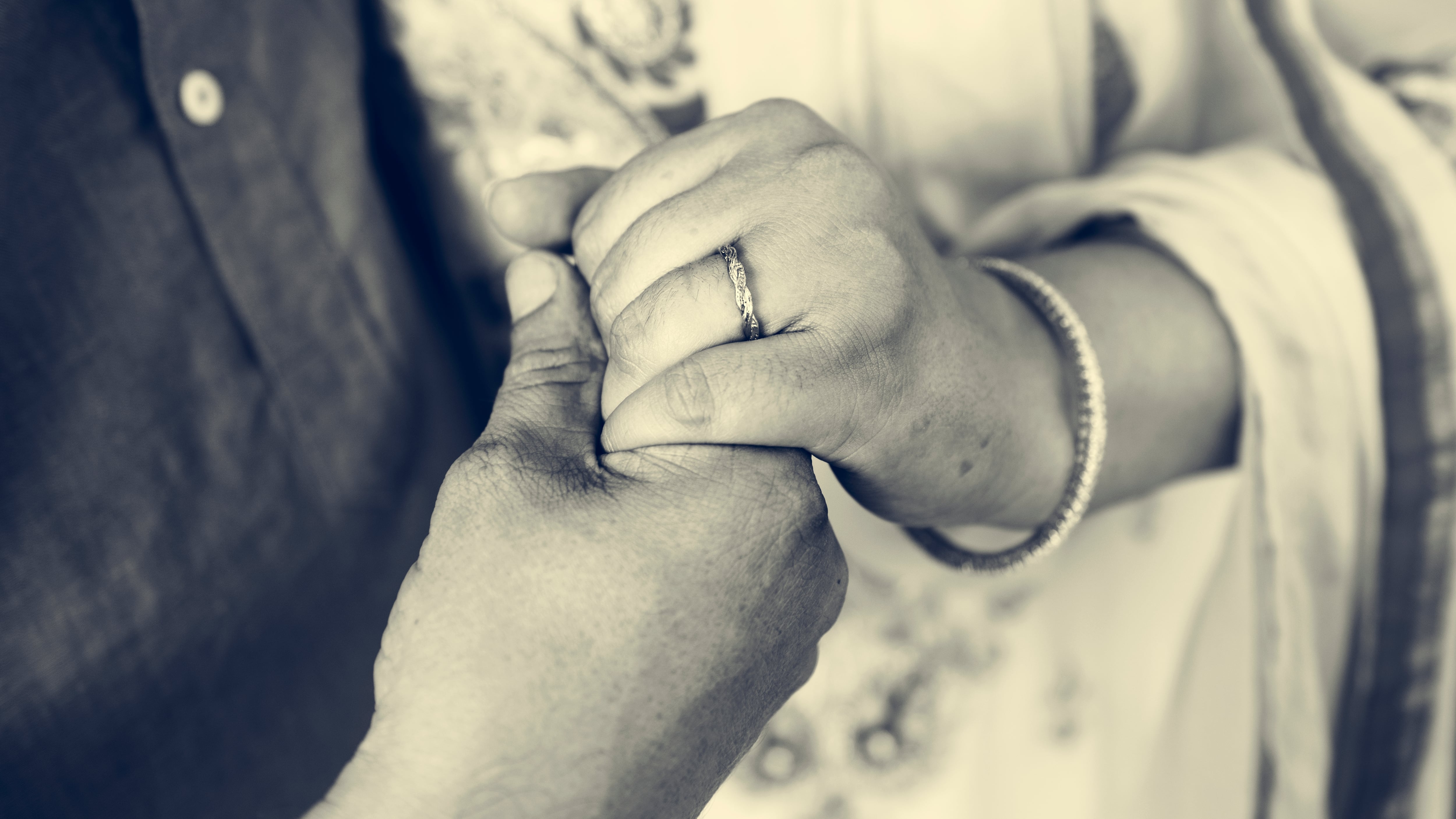 Justicia de país europeo determinó que beso en la mano puede ser agresión sexual si no hay consentimiento