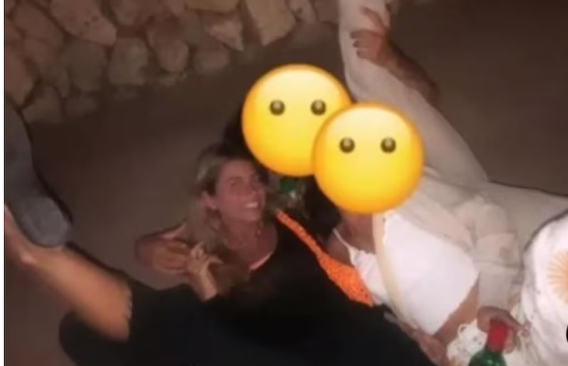 Clara Chía en aparente estado ebriedad