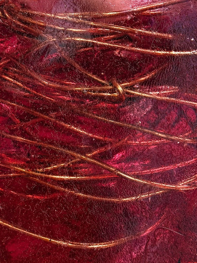 Este dispositivo artesanal ecuatoriano es capaz de cubrir grandes extensiones, transformando la saturación tecnológica en energía armónica para hogares y haciendas.