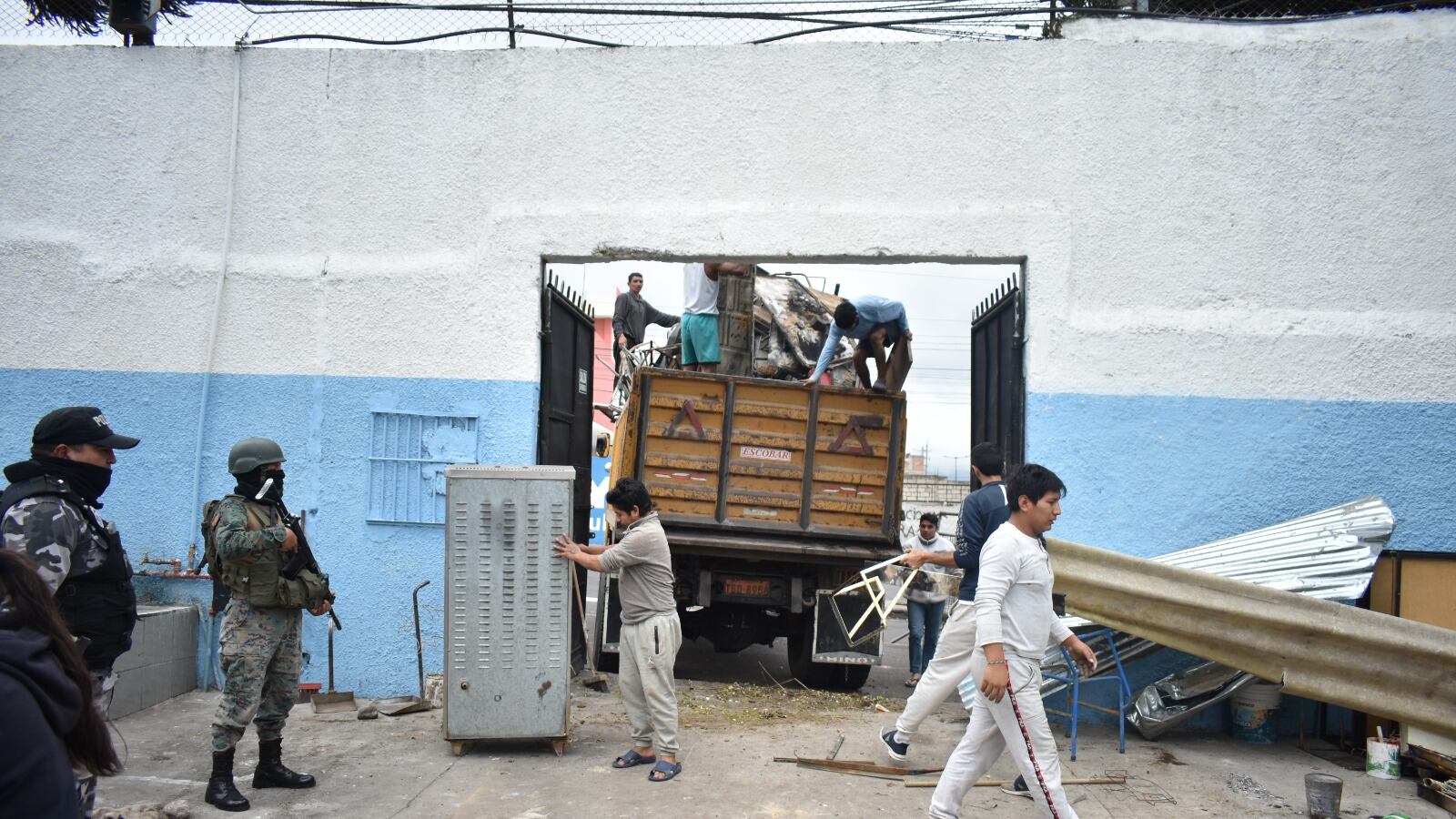 Realizan una limpieza en la cárcel de Cotopaxi