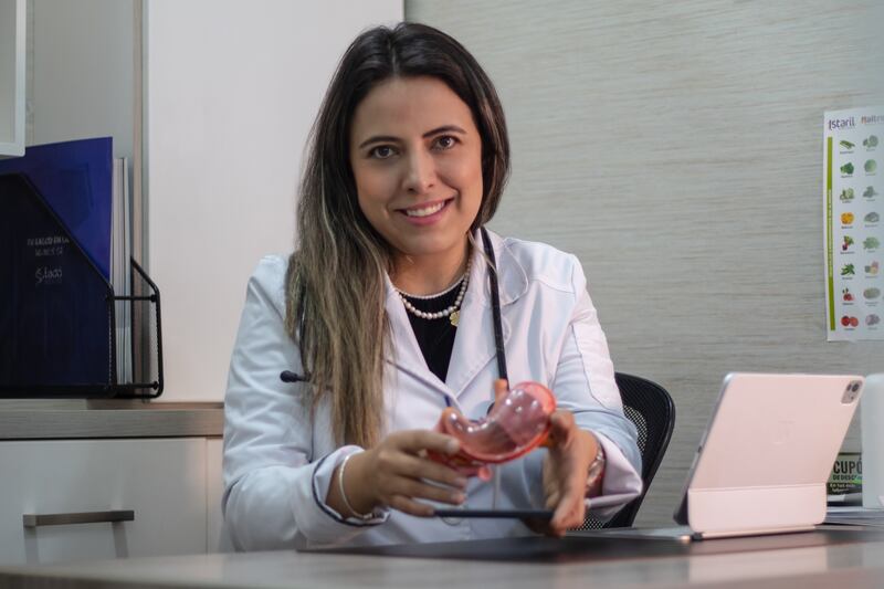 Dra. Karen Vanessa Alarcón, gastroenteróloga y máster en nutrición