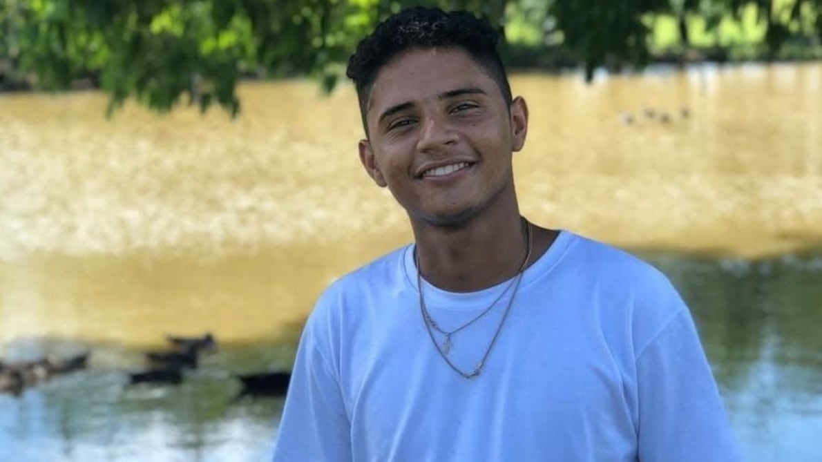 Wilker José Vivancio García cantante de vallenario, fallecio a los 24 años en un accidente vial