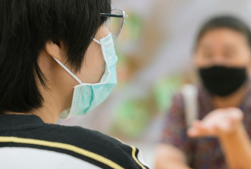 La adorable abuela mayor de la familia asiática y el joven sobrino disfrutan de relajarse comprando en un centro comercial de grandes almacenes nuevo estilo de vida normal con mascarilla protectora contra el virus