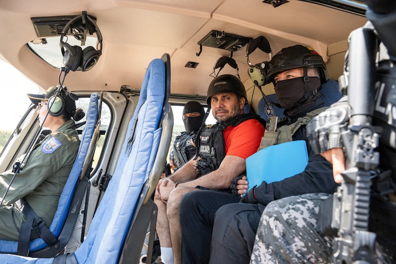 AME4338. GUAYAQUIL (ECUADOR), 21/07/2025.- Fuerzas armadas custodian al narcotraficante José Adolfo 'Fito' Macías, durante su traslado desde la cárcel la Roca hasta la Base Aérea Simón Bolívar este domingo, en Guayaquil (Ecuador). 'Fito' Macías, el líder de Los Choneros ecuatorianos que compareció este lunes ante un tribunal estadounidense por narcotráfico, comercialización de armas y otros delitos, es el primer ecuatoriano de alto nivel extraditado a Estados Unidos, pero se suma a una larga lista de delincuentes latinoamericanos que terminan rindiendo cuentas en un tribunal estadounidense. EFE/Mauricio Torres