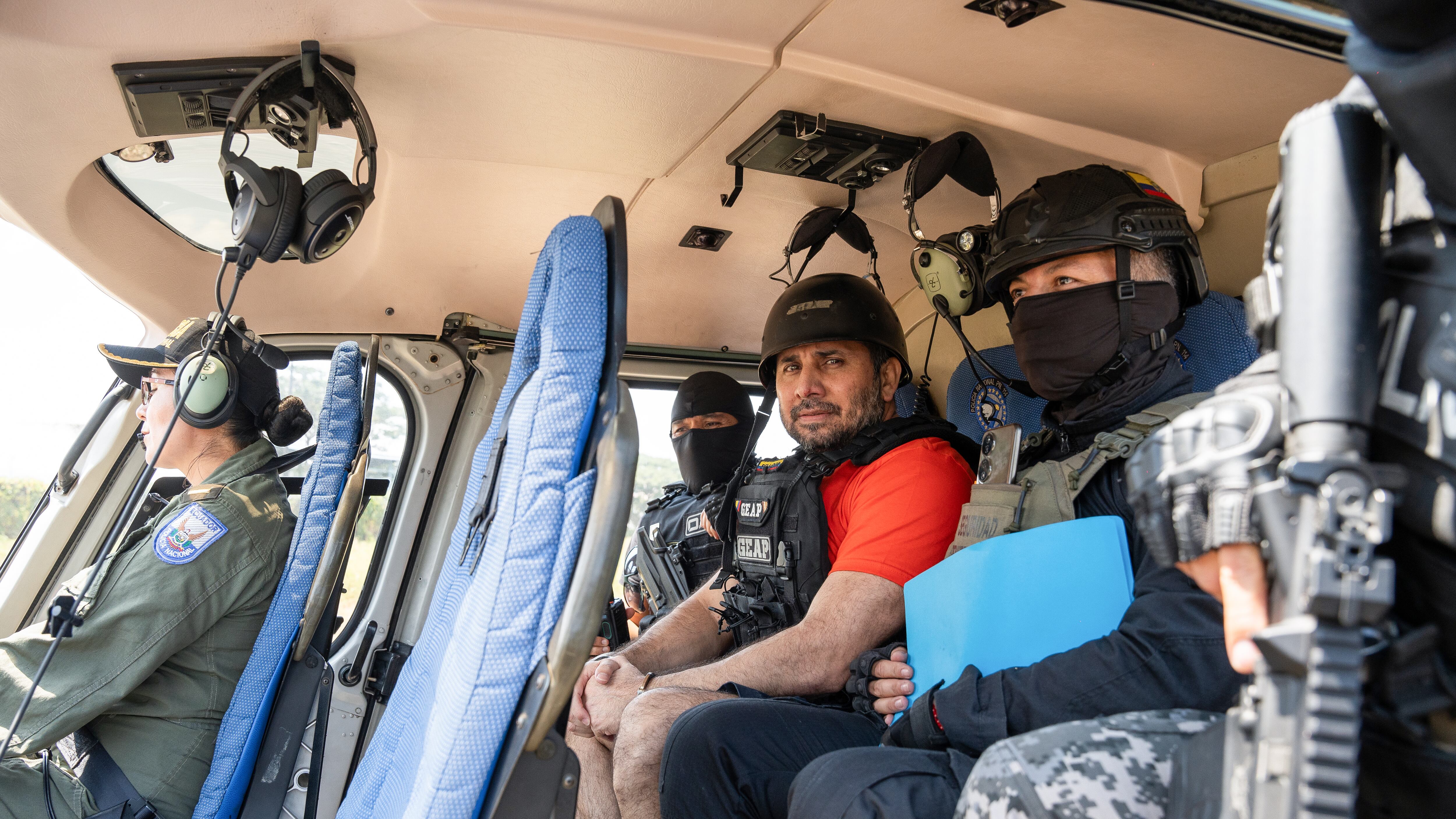 AME4338. GUAYAQUIL (ECUADOR), 21/07/2025.- Fuerzas armadas custodian al narcotraficante José Adolfo 'Fito' Macías, durante su traslado desde la cárcel la Roca hasta la Base Aérea Simón Bolívar este domingo, en Guayaquil (Ecuador). 'Fito' Macías, el líder de Los Choneros ecuatorianos que compareció este lunes ante un tribunal estadounidense por narcotráfico, comercialización de armas y otros delitos, es el primer ecuatoriano de alto nivel extraditado a Estados Unidos, pero se suma a una larga lista de delincuentes latinoamericanos que terminan rindiendo cuentas en un tribunal estadounidense. EFE/Mauricio Torres
