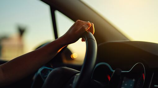 Mujer fue atropellada por su propio auto; habría olvidado poner el freno de mano