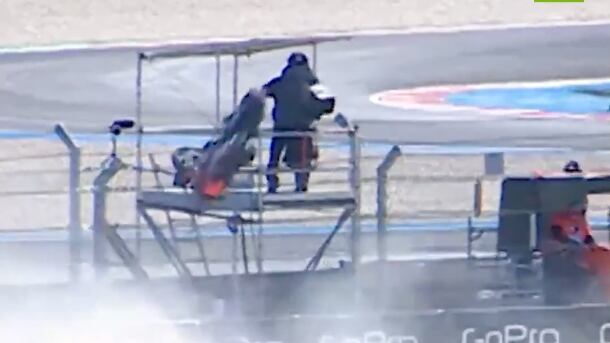¡Por poco! Camarógrafo se salva de ser golpeado por una moto en el MotoGP de Hungría - Fuente: Video de X