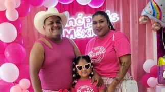 Padre se viste con falda y top para ver Barbie