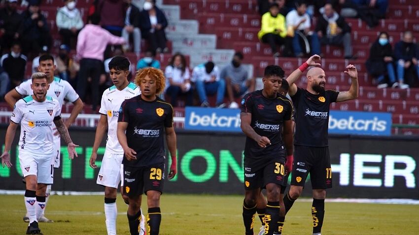 Aucas vs Liga de Quito en el Estadio Rodrigo Paz Delgado