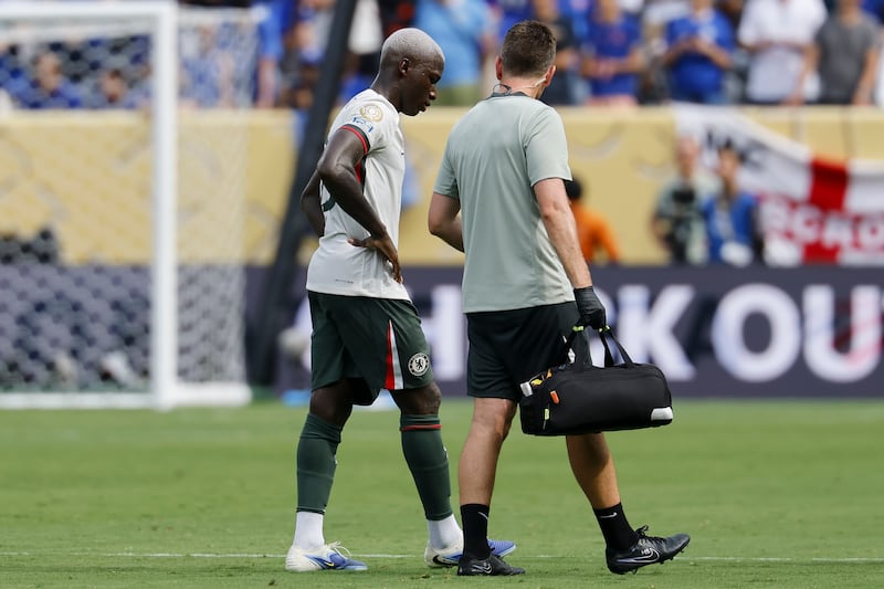 EAST RUTHERFORD (United States), 08/07/2025.- Moises Caicedo of Chelsea walks off the pitch after an injury during the FIFA Club World Cup 2025 match between Fluminense FC and Chelsea FC in East Rutherford, New Jersey, USA, 08 July 2025. (Mundial de Fútbol) EFE/EPA/JUSTIN LANE