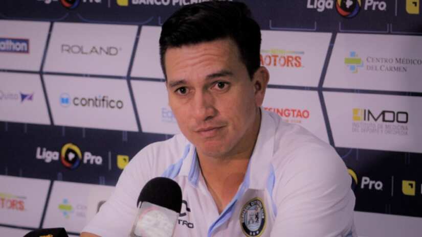 Pool Gavilanez, DT del Guayaquil City en rueda de prensa