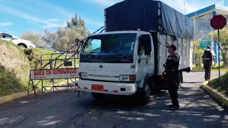 Lo contrataron para cargar ganado, pero lo secuestraron e intentaron robarle el camión en Los Chillos, Quito. Foto: Policía Nacional