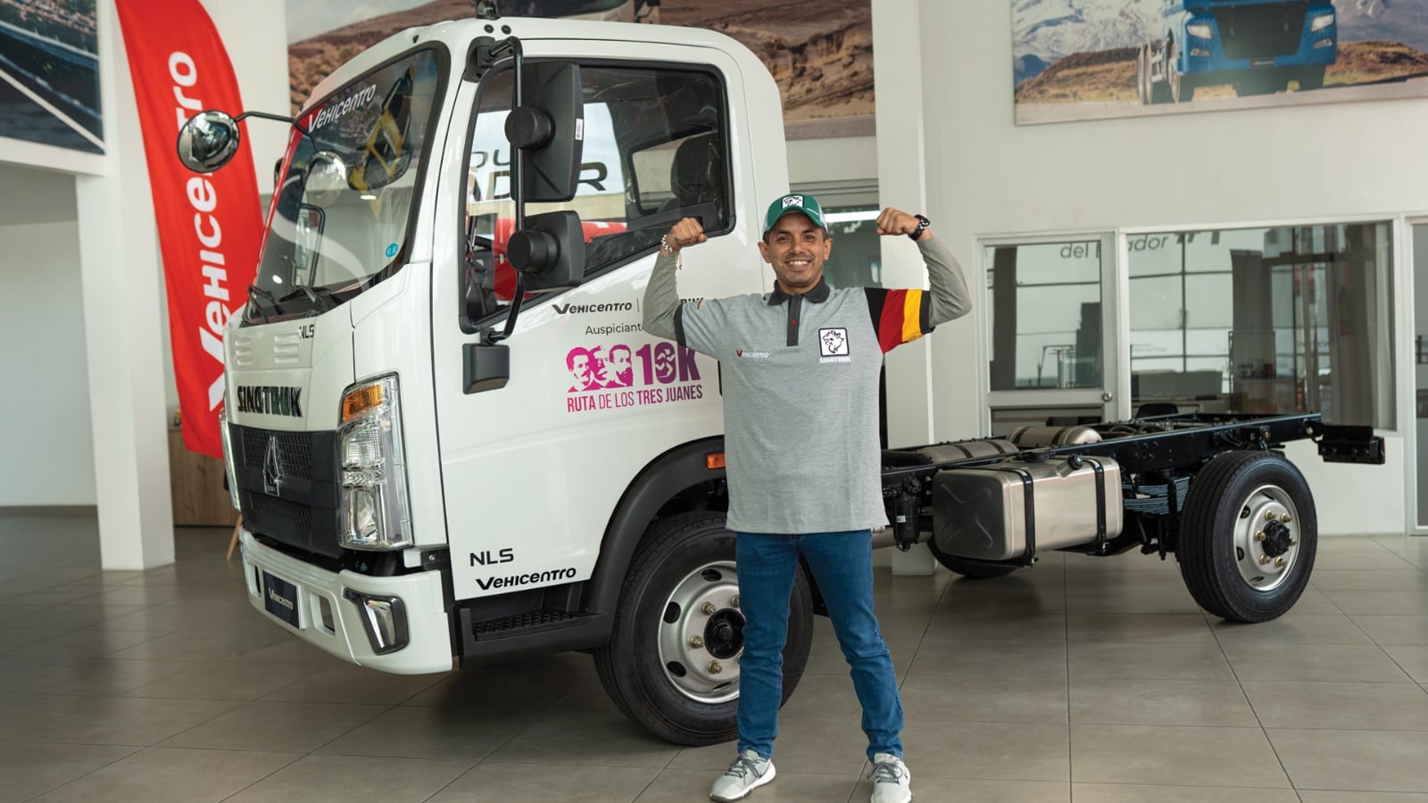 Se entrega el camión Sinotruk NLS de 2.5 toneladas al ganador del sorteo de la competencia "Ruta de los Tres Juanes 10K"