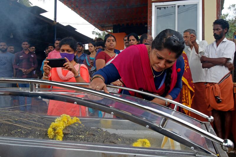 Lo consideraban divino: Miles de personas asistieron al funeral de un cocodrilo vegetariano