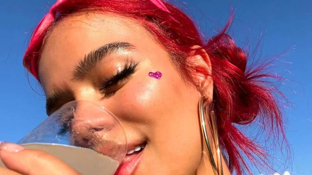 La cantante Karol G lanzó una aclaratoria sobre su peso en las redes sociales con unas fotografías subidas de tono.