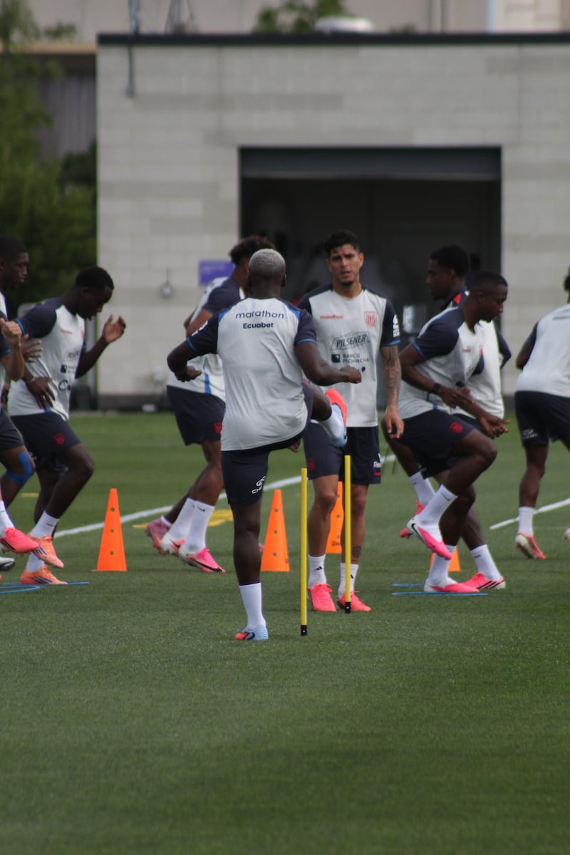 Piero Hincapié (c) en el entramiento de la selección de Ecuador en Columbus