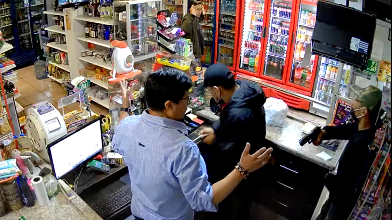 VIDEO: con arma en mano delincuentes asaltaron local en Pomasqui, norte de Quito.