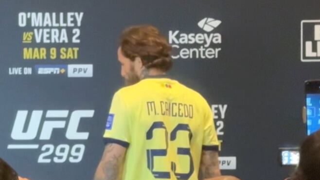 Chito Vera con la camiseta de Moisés Caicedo