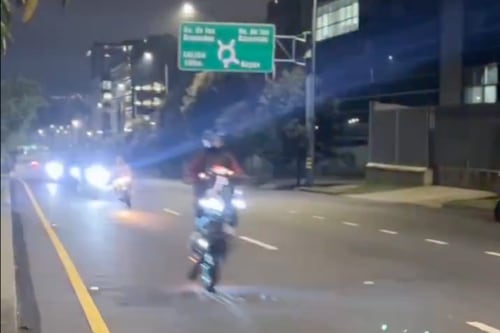 Quito: Captan motociclistas haciendo piruetas en la Av. Simón Bolívar