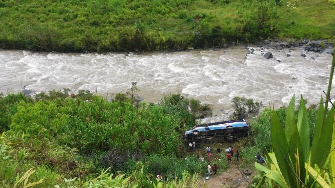 Bus cayó a un río en la vía Aguagrum-Apuela