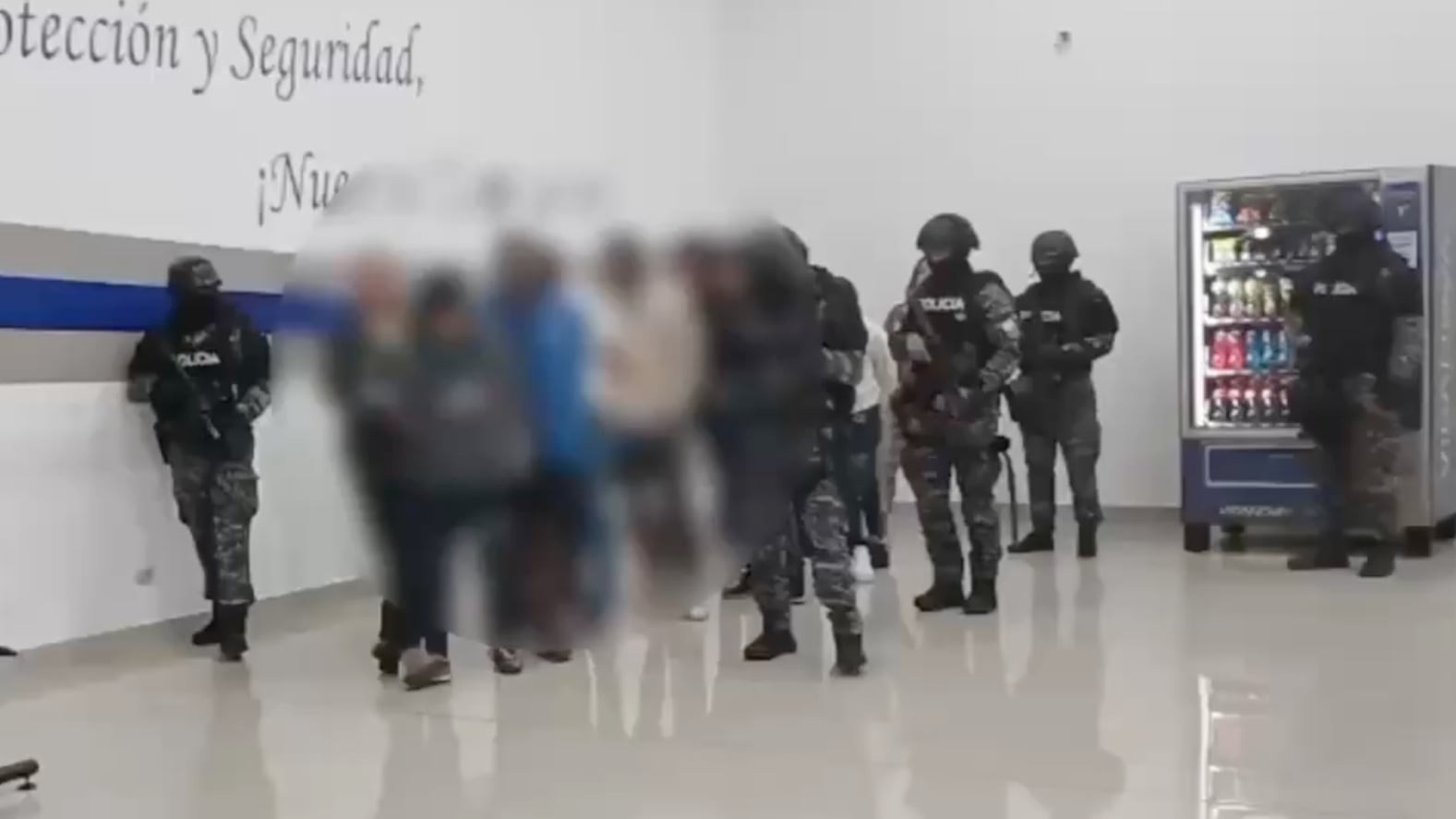 Célula de Los Choneros ejercía control en zonas comerciales y retenía víctimas para extorsión en el sur de Quito