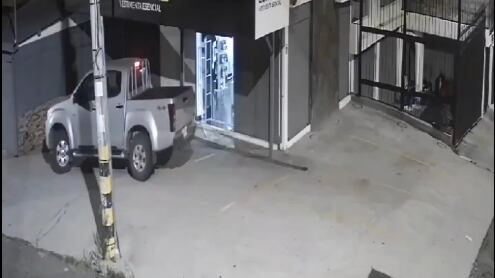 VIDEO: así fue como delincuentes vaciaron local comercial en el norte de Quito.