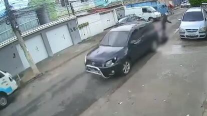 Conductor atropella a asaltantes en varias ocasiones.