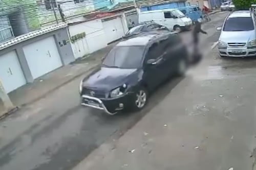 Conductor atropella a asaltantes en varias ocasiones