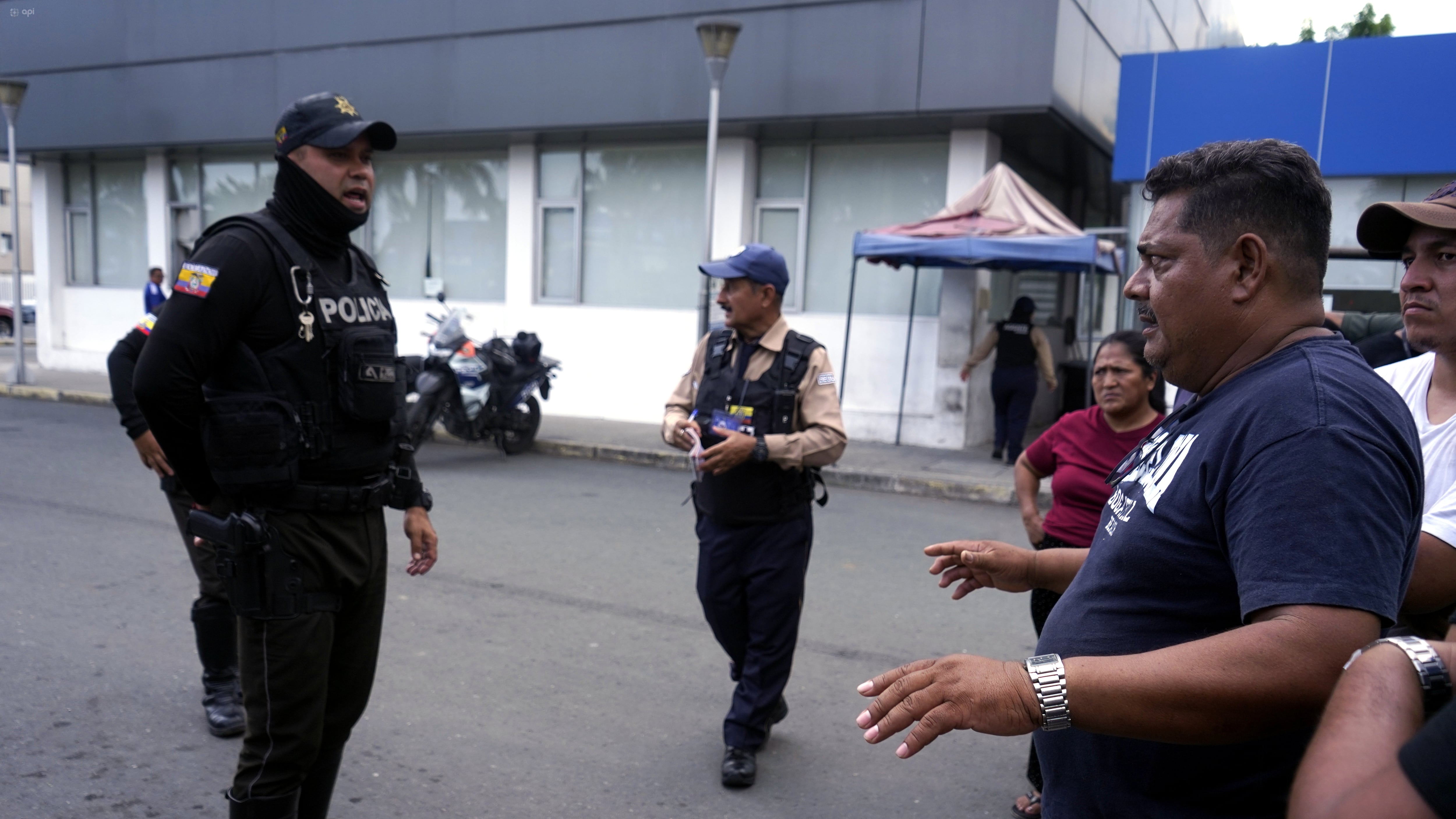 “Estamos viviendo un calvario”: familiares de jóvenes desaparecidos exigen respuestas en la morgue de Guayaquil