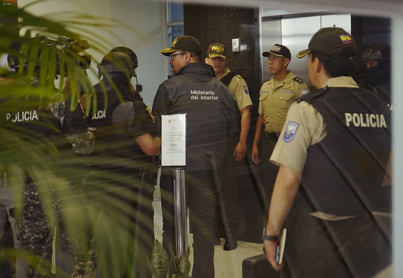 Esta mañana, el Ministro del Interior, Jhon Reimberg, junto al comandante de la Policía, Pablo Davila, encabezaron un operativo dónde se intervino en varias entidades municipales con actividad de tránsito del cantón Durán.