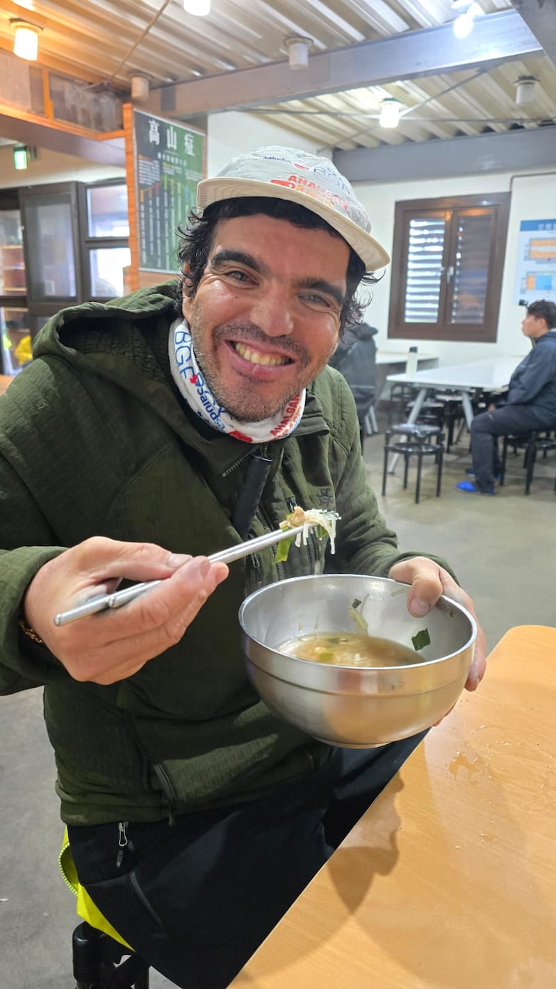 Quintero disfrutando la gastronomía del país asiático.