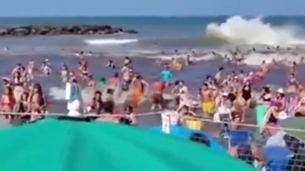 VIDEO: Ola gigante dejó varios heridos y un fallecido en Mar de Plata - Fuente: Video de X