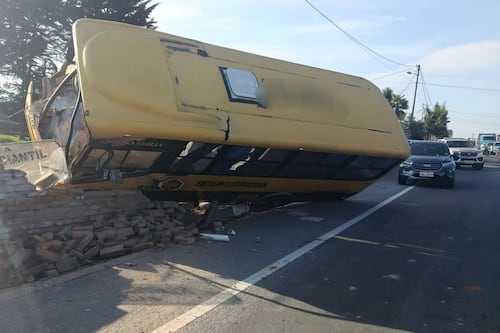 Bus escolar se volcó en Ambato y chocó contra un muro: hay dos heridos