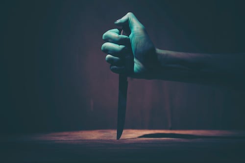 Escondió un cuchillo en un ramo de flores y asesinó al novio de su expareja