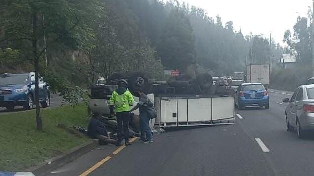 Accidente de tránsito dejó varios heridos en la Av. Simón Bolívar en Quito