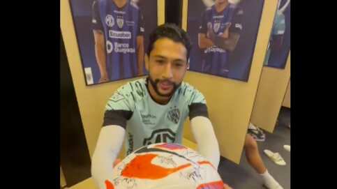 Jeison Medina recibió su balón por el hat trick.