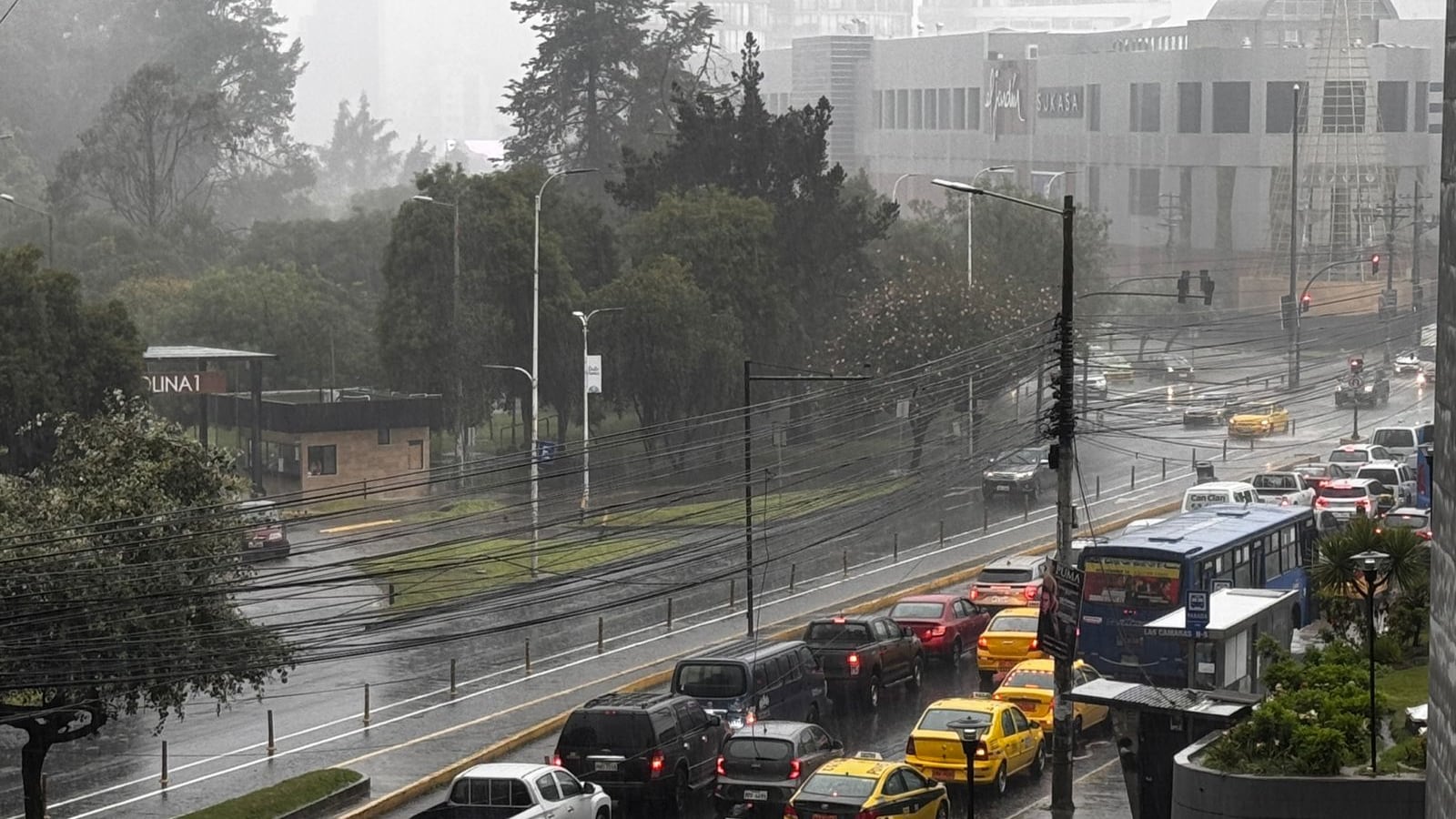 Empresa Eléctrica Quito advierte posibles interrupciones eléctricas por lluvias y descargas atmosféricas