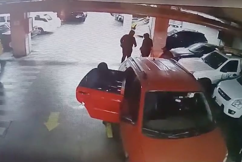 VIDEO: así fue como delincuentes se robaron vehículos del interior de un parqueadero de un mercado del norte de Quito.
