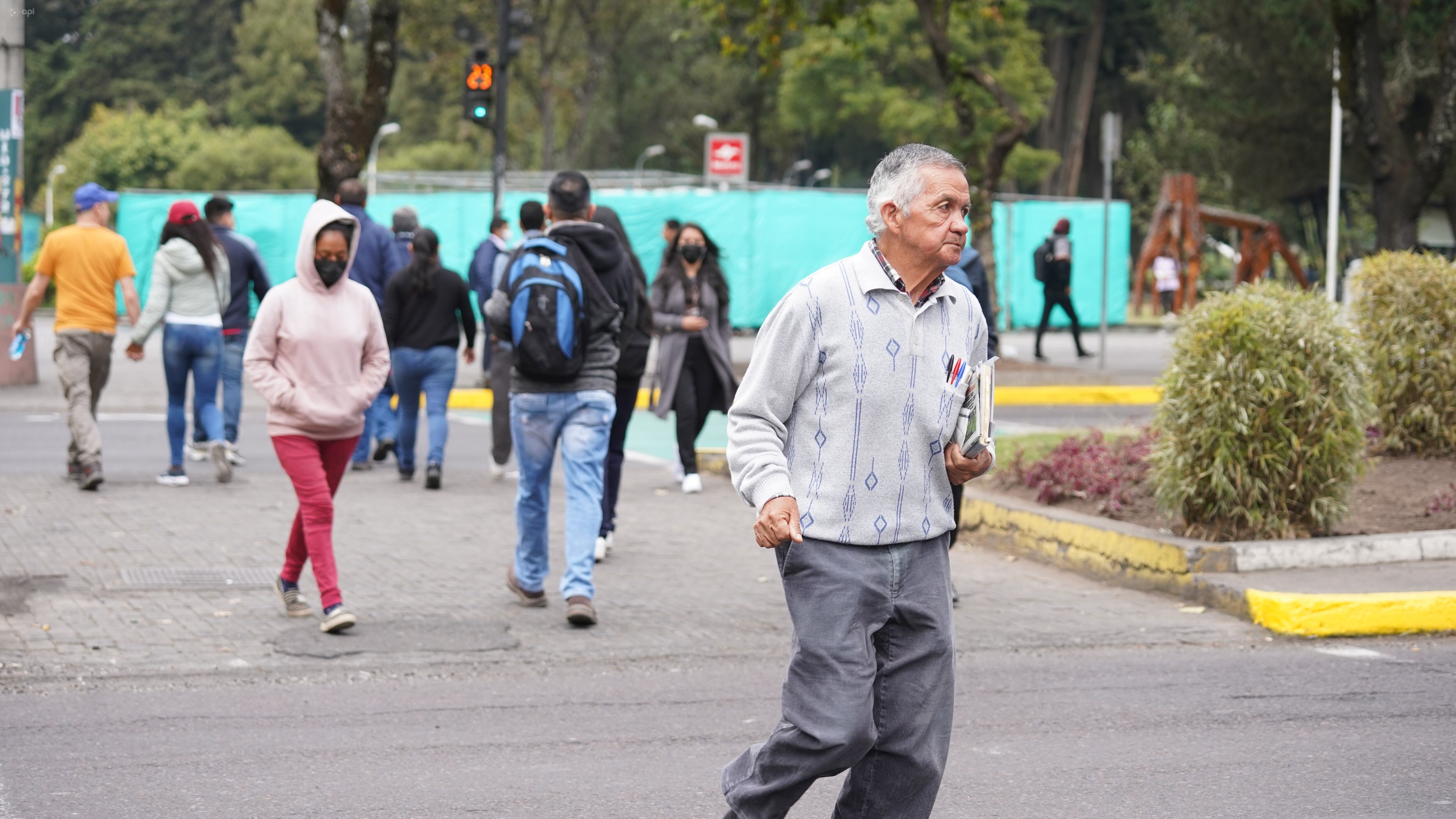 Las personas transitan por el sector de la Av. Patria