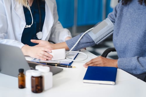 ¿Cuánto tiempo dura realmente una cita médica en el IESS este 2026?