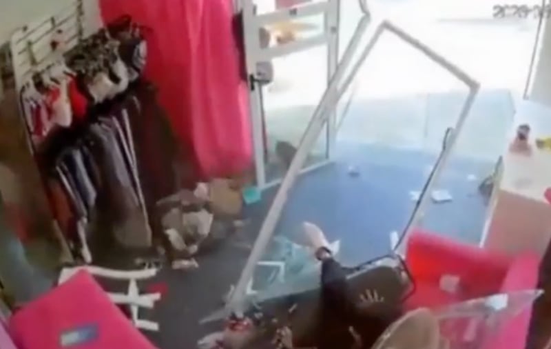Dos adolescentes terminaron dentro de un local tras perder el control de la motocicleta.