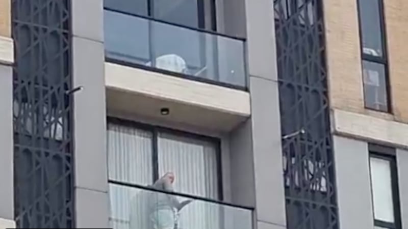 Indignación en Colombia: extranjero fue detenido tras presunta agresión a un menor en un Airbnb - Fuente: Video de X