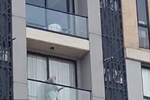 Estadounidense acusado de abuso sexual contra niño demandará a vecinos que grabaron video viral en Colombia