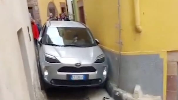 ¡Por seguir el GPS! Turista queda atrapado con su auto en una pequeña calle de Italia - Fuente: Video de X