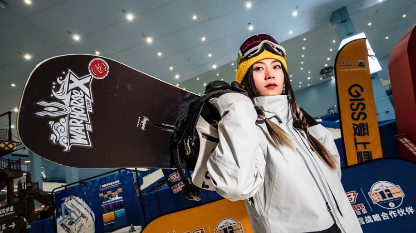La snowboarder china Liu Jiayu sufrió una impactante caída .