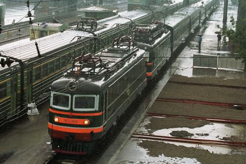 Mujer embarazada muere al salvar a su hija de ser aplastada por un tren