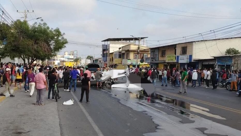 Caída de una avioneta en plena vía principal del cantón La Libertad en Santa Elena