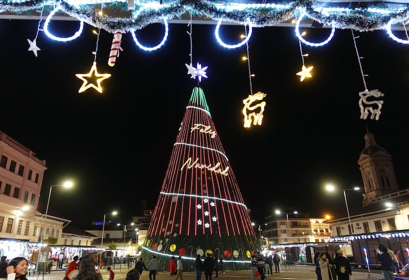 Luces y decoraciones navideñas iluminan las calles de Cuenca en diciembre, invitando a locales y turistas a disfrutar la temporada.