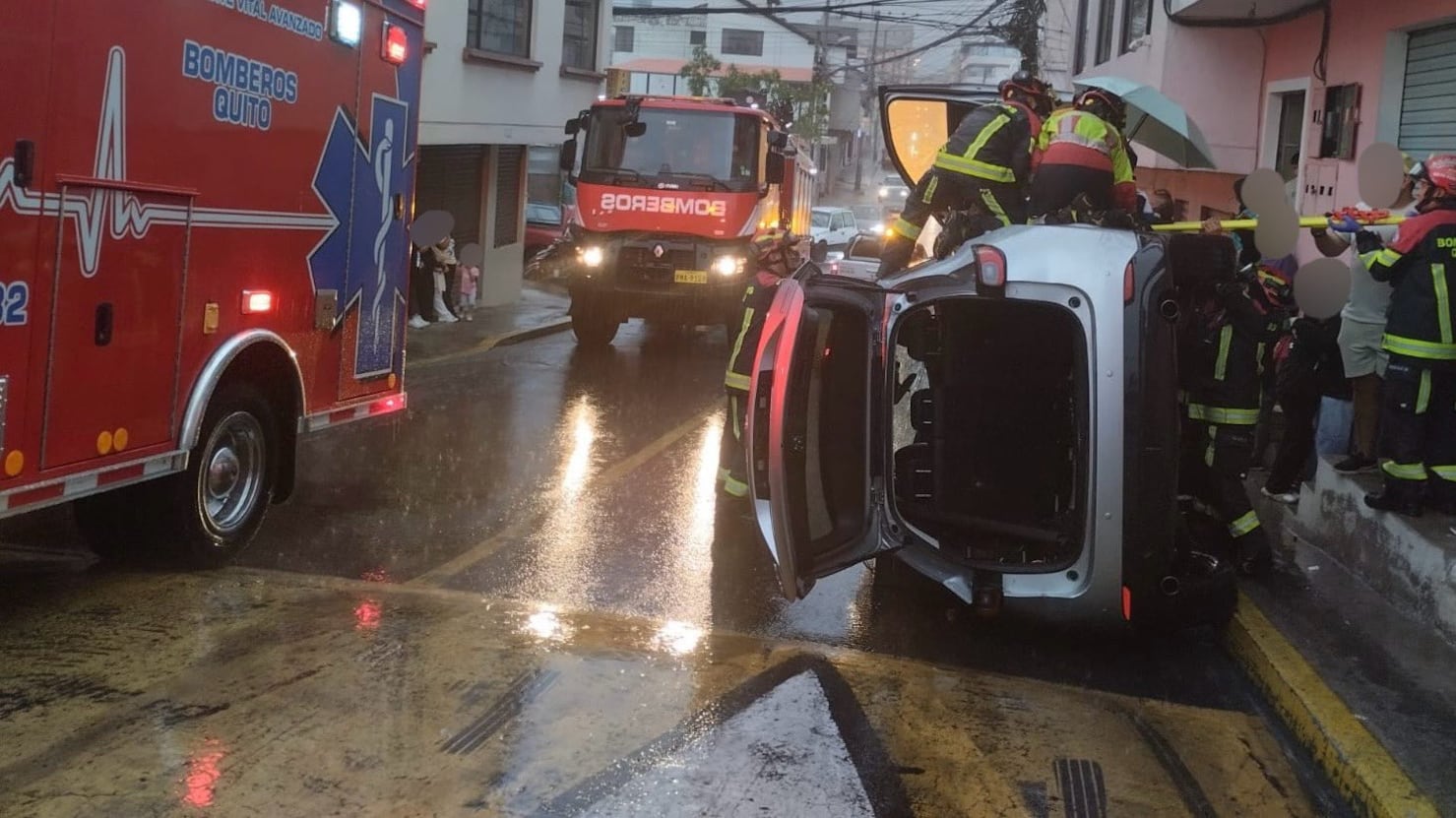 Vehículo se volcó tras chocar contra otro auto y un local comercial en Tumbaco