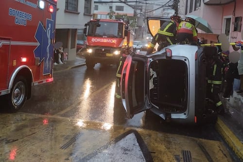 Vehículo se volcó tras chocar contra otro auto y un local comercial en Tumbaco